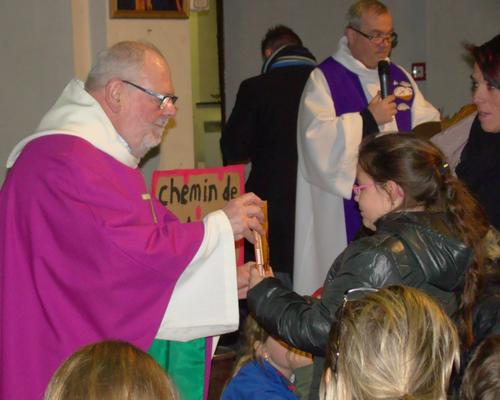 L'abbé Pierre remet l'évangile à un enfant