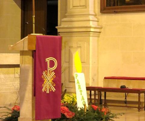 l'ambon ; le lieu où on lit la parole de Dieu.
Le violet : la couleur pour l'Avent.