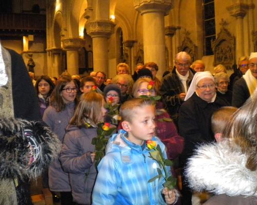02 les enfants apportent des fleurs