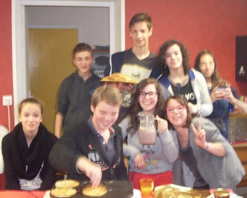 Des collégiens préparent des crêpes