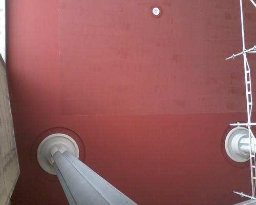 Première couche de rouge terracotta sur le plafond. Une seconde couche et ce sera parfait