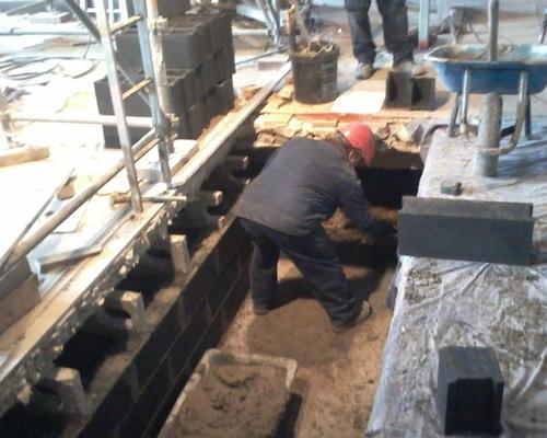 Travail sur les fosses qui accueilleront les appareils de chauffage