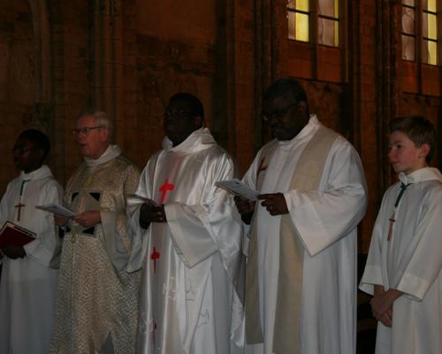 Le clergé et les servants d'autel.