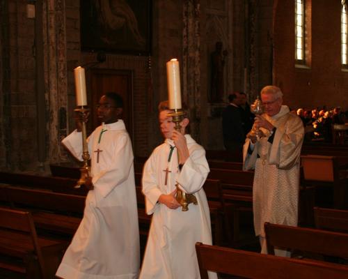 Le ciboire retourne au tabernacle.