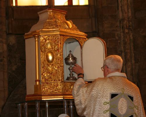 Le ciboire dans le tabernacle.