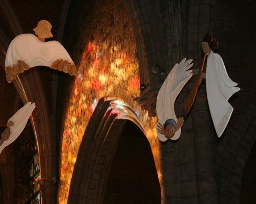 Les anges de la crèche suspendue et le mur du croi