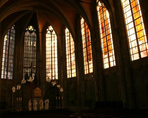 Le chœur et les vitraux de Schreiner.