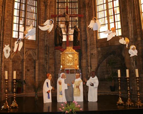 Le tabernacle, le calvaire et les prêtres.