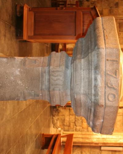 Les très anciens fonts baptismaux.