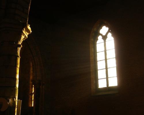 La lumière pénètre dans l'église...