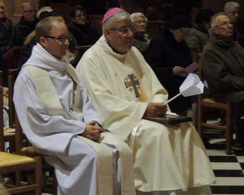 Mgr Garnier et Père François Triquet regardent le diaporama sur Fénelon