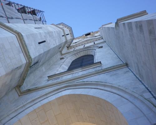 058- Sous le clocher