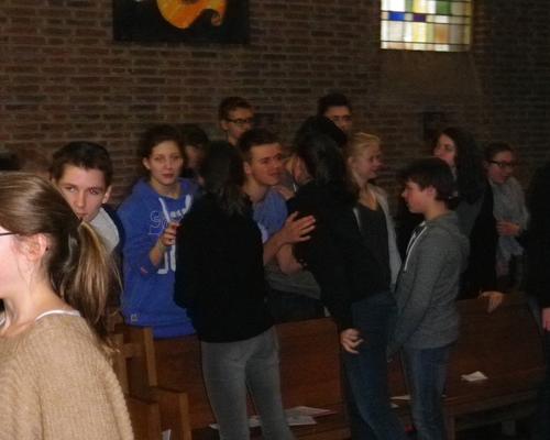 122- Les jeunes se donnent la paix du Christ