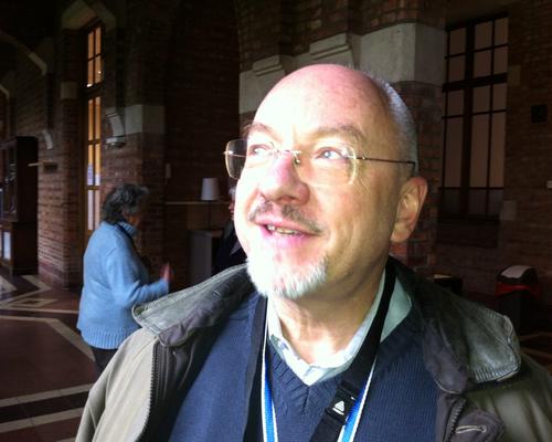 Le père Dominique éclairé et trsè vigilant.