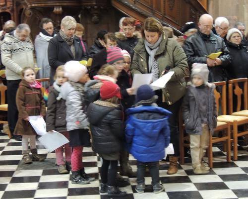 les enfants apportent leurs prières et expriment leur action de grâce