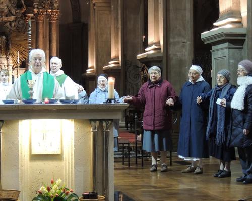 Prière du Notre Père avec les communautés religieuses et les laïques consacrées