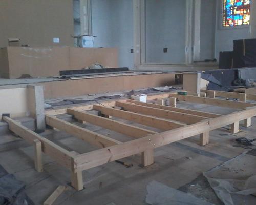 Construction d'un nouveau podium devant le choeur. Il comportera une rampe d'accès rétractable pour les personnes à mobilité réduite.