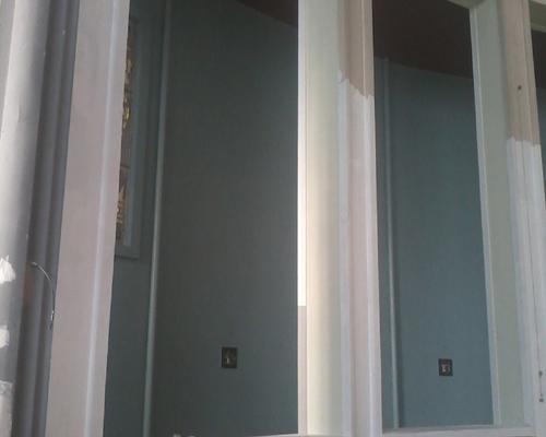 Le bleu arrive. Après le rouge terracotta, le vert d'eau, le blanc, c'est au tour du déambulatoire qui devient bleu turquoise.