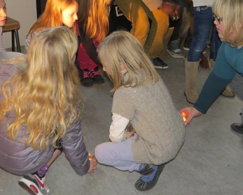 ... Les enfants nous le montrent au cours d'un chant mimé...