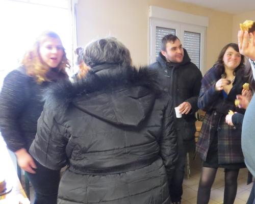 Partages joyeux autour d'un goûter...