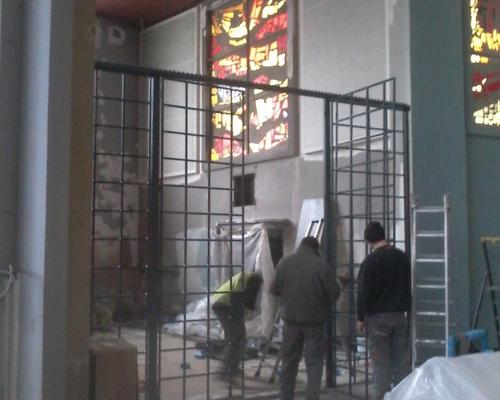 Installation des grilles de la chapelle baptismale