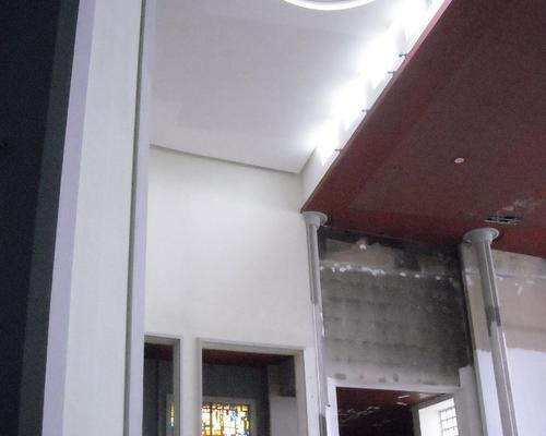 La lumière entre à flot dans le choeur de l'église.