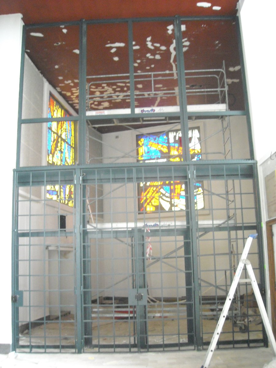 Les grilles de la chapelle du Saint-Sacrement. Un mur de verre, permettra d'avoir un espace chauffé durant l'hiver, pour le prière, les célébrations de semaine.