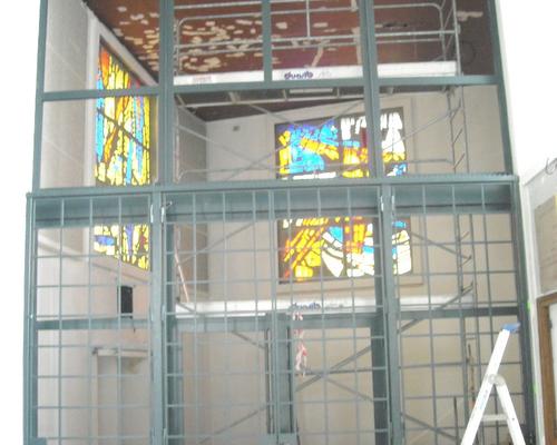 Les grilles de la chapelle du Saint-Sacrement. Un mur de verre, permettra d'avoir un espace chauffé durant l'hiver, pour le prière, les célébrations de semaine.