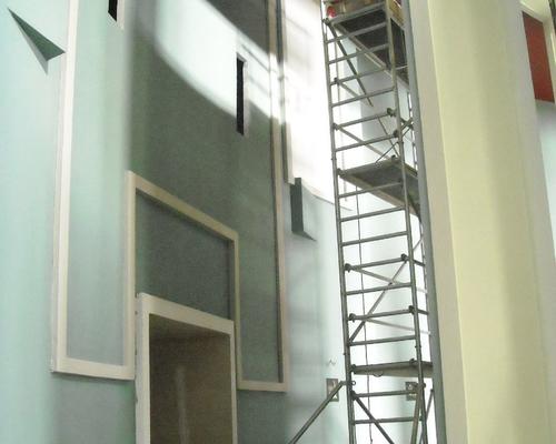 Dans le déambulatoire : la porte de la sacristie.