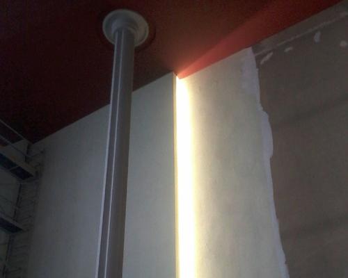 Mise en lumière de la nef. Les "failles", décrochement des murs sont éclairés de haut en bas par des néons