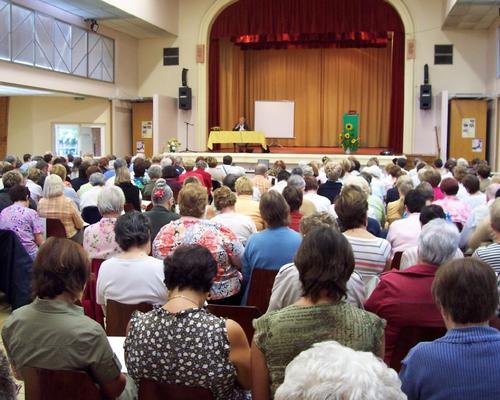 L'assemblée attentive à Régine du Charlat