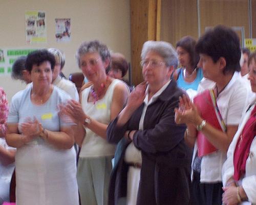 L'assistance remercie Régine du Charlat