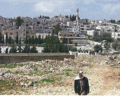 Un Palestinien sort du camp de réfugiés d'Aïda.