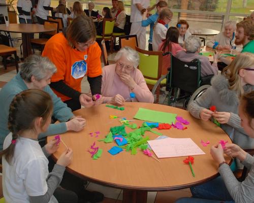 Ensemble, jeunes et vielles mains s'activent