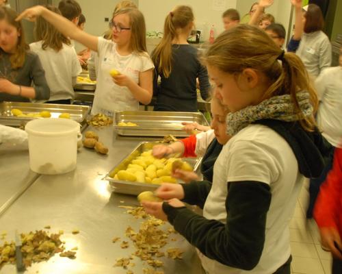 Temps des services : patates (cuites)  à éplucher pour la tartiflette de demain