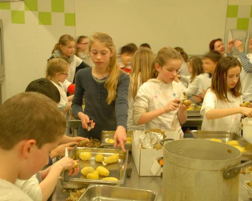 Pour éplucher 25kgs de patates  rapidement, il faut beaucoup de JTs 