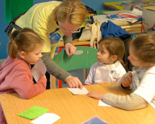 Pauline aide  les plus petits (futurs FNOUs) à lire les caractéristiques du binôme mystère à trouver