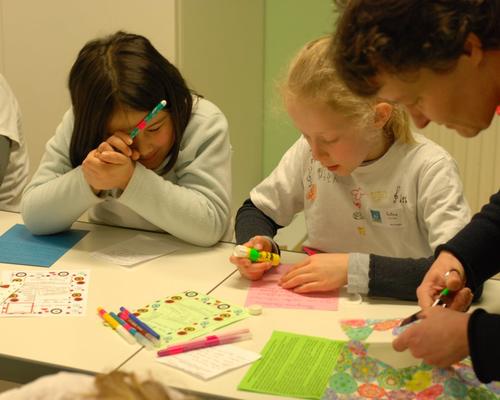 binôme FNOU qui prépare des lettres à quatre mains pour des enfants qui n'en reçoivent pas souvent ...
