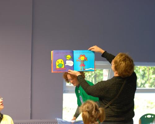 Françoise, animatrice d'une bibliothèqyue de rue à Roubaix, à l'atelier "imagier' 