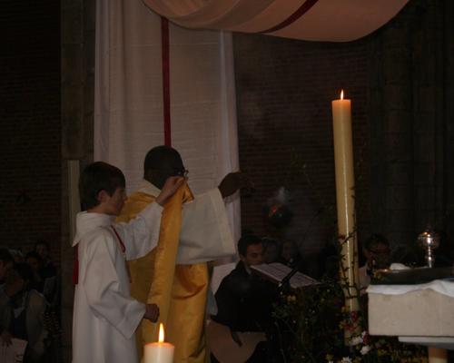 L'encensement du cierge pascal.