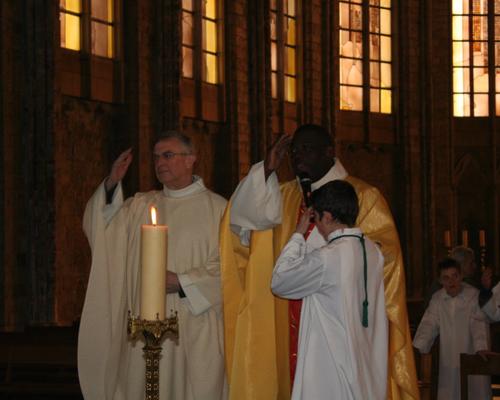 Le signe de croix.