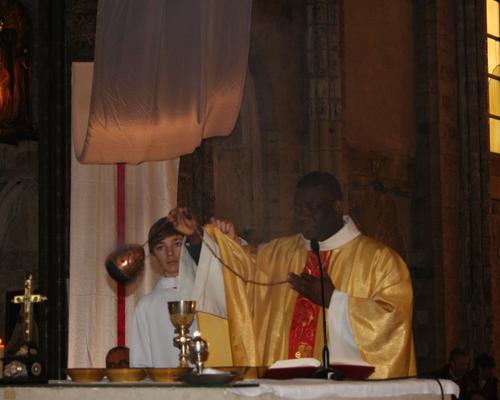 Encensement des offrandes.