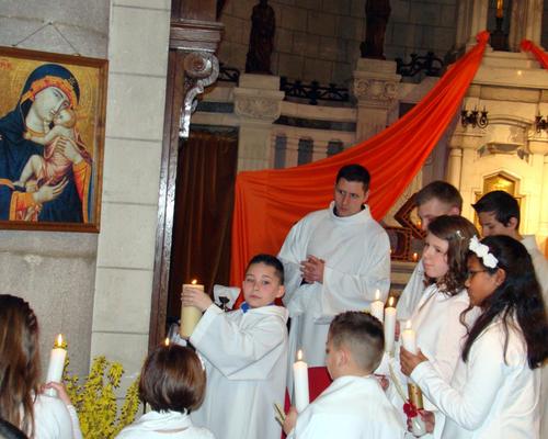 Les baptisés de Pâques se tournent vers la Vierge Marie.