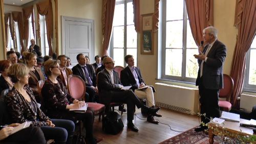 s'adresse aux participants à la première rencontre des Décideurs d'avenir