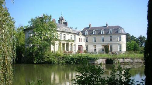 Dans un décors naturel, un style à la fois simple et somptueux, le château d'Aubry accueille ses hôtes...