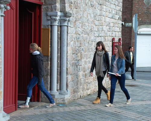 arrivée à l'église de Pecquencourt, pour la messe paroissiale