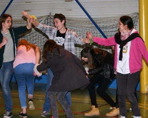 danse mains attachées ...
