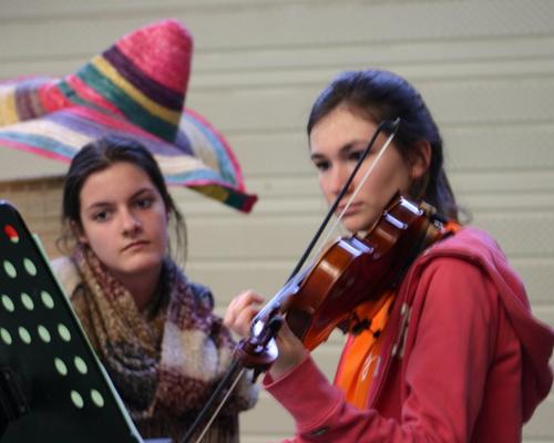des musiciens concentrés ...