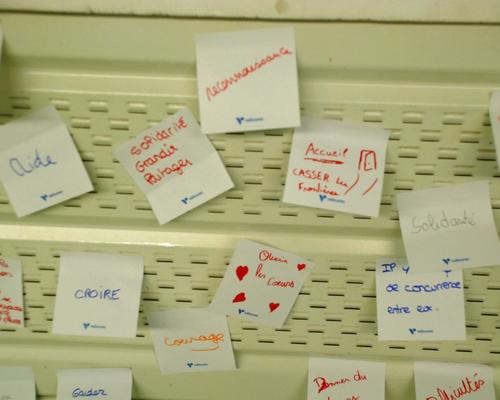 détail post-it, début