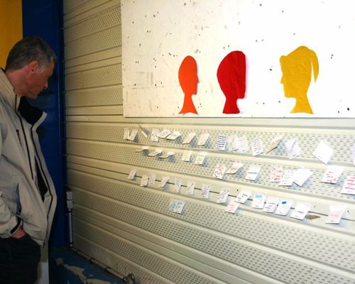 un des témoins lisant les post-it 